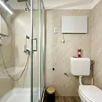 Ati's - Downtown 2 Bedroom *