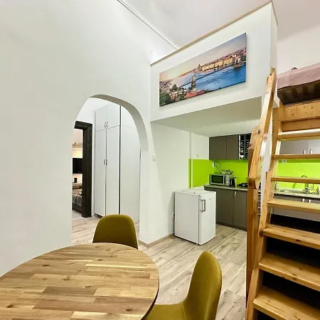 Ati's - Downtown 2 Bedroom *