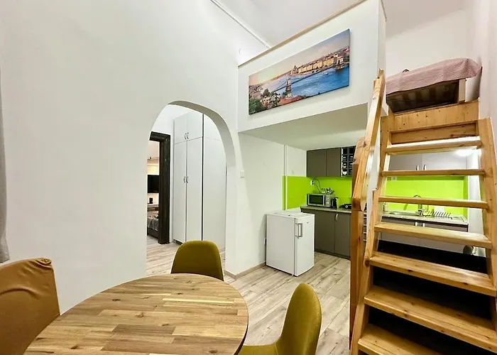 Ati's - Downtown 2 Bedroom *