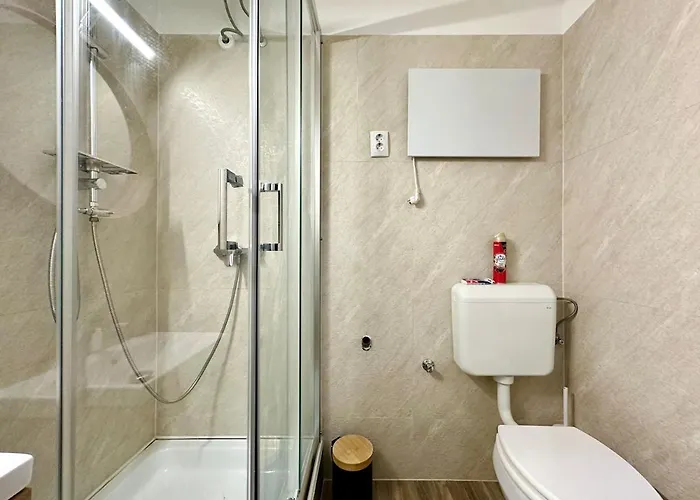 Ati's - Downtown 2 Bedroom *